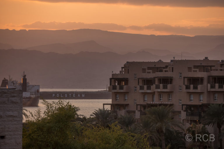 Sonnenuntergang über dem Roten Meer von einem Hotelbalkon in Aqaba aus