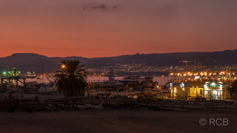 abendlicher Blick aus Aqaba über das Rote Meer Richtung Eilat in Israel