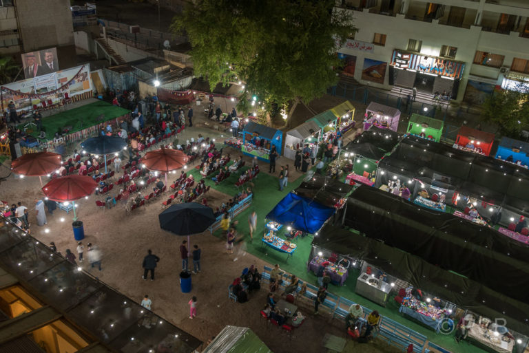 Blick aus der Vogelperspektive auf den Nachtmarkt von Aqaba
