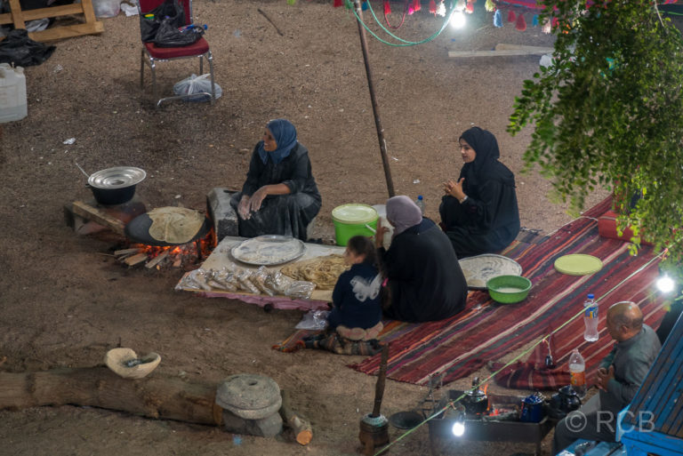 Frauen backen Fladenbrot auf dem Nachtmarkt in Aqaba