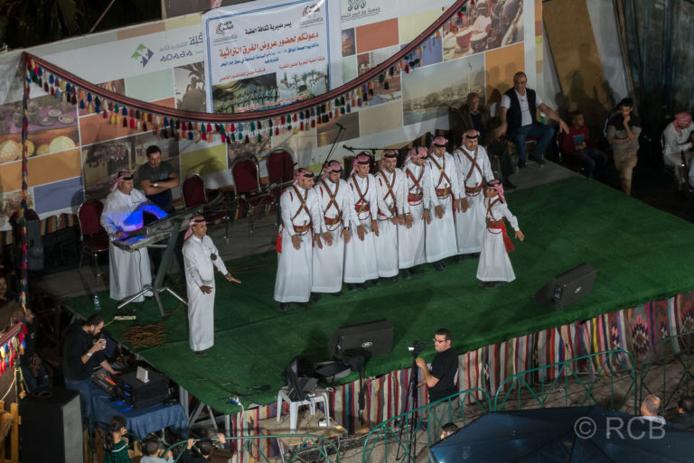 abendliche Folkloreshow auf dem Nachtmarkt in Aqaba