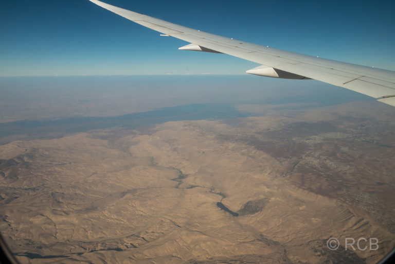 Blick aus dem Flugzeug auf das Tote Meer
