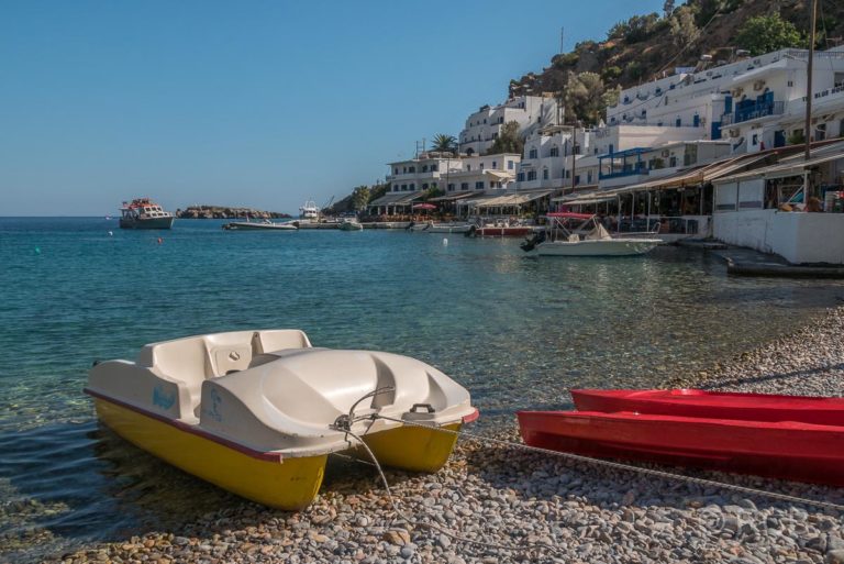 Tretboot am Strand in Loutro