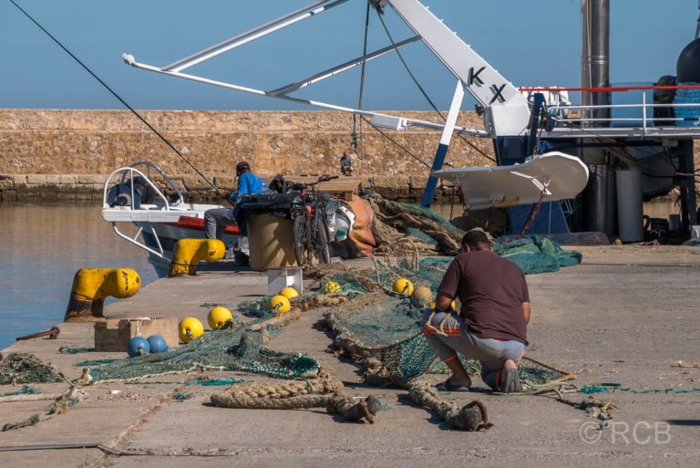 Chania, Fischer beim Flicken der Netze am Hafen