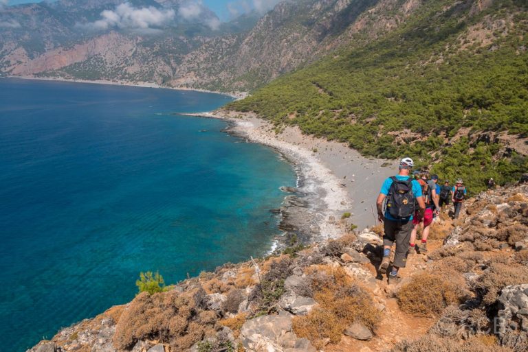 Wanderer beim Abstieg zum Agios Pavlos-Strand