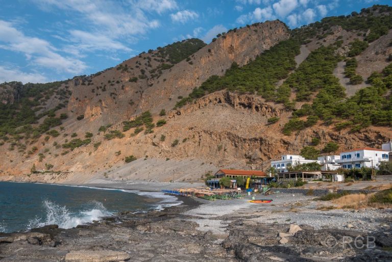 Hotel in Agia Roumeli am Strand mit brechenden Wellen