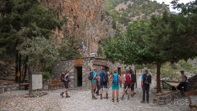 Wanderergruppe vor dem Rangerhäuschen am Eingang zur Samaria-Schlucht