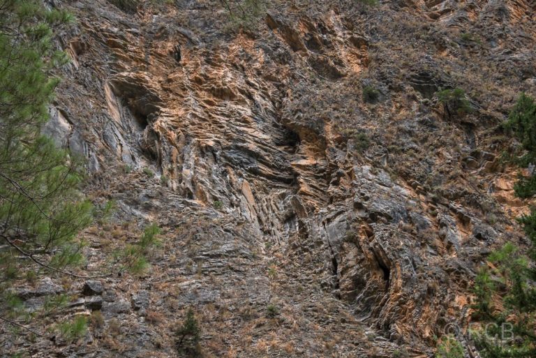 Felswand mit gefaltetem Gestein in der Samaria-Schlucht