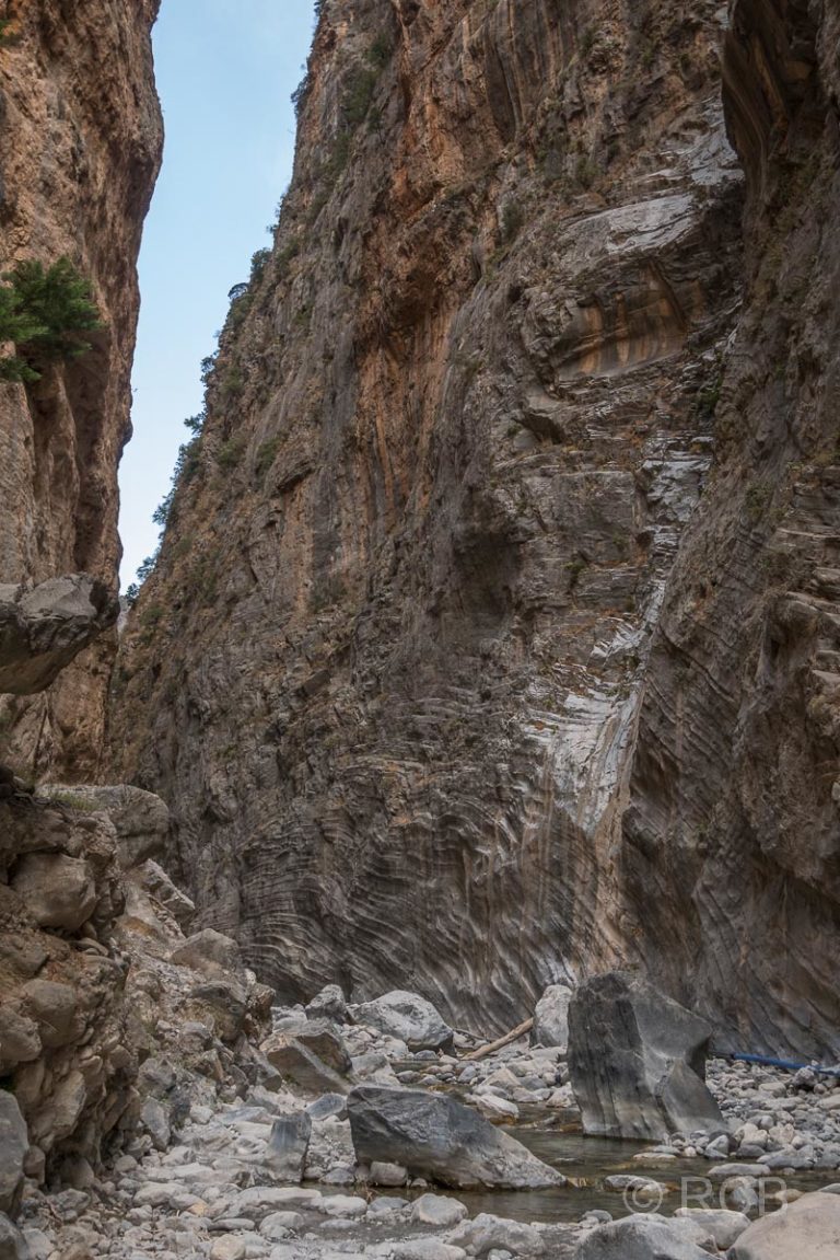 schmale Passage zwischen Felswänden in der Samaria-Schlucht