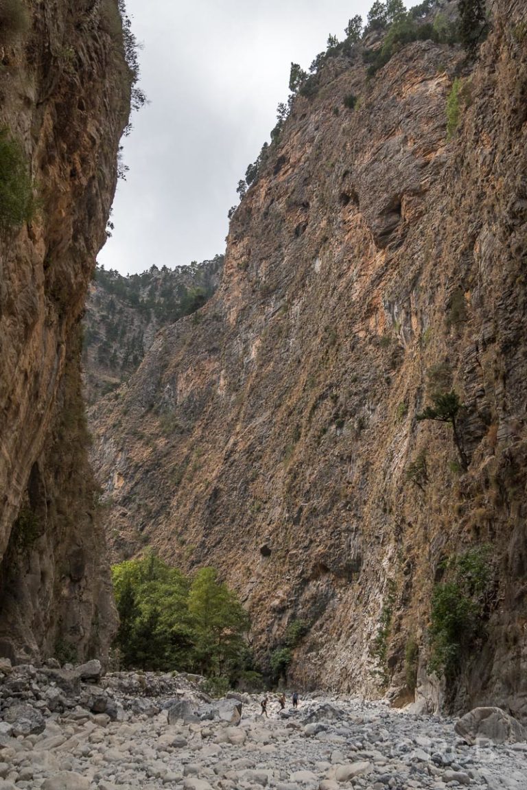 Menschen wirken wie Zwerge neben den hohen Felswänden der Samaria-Schlucht