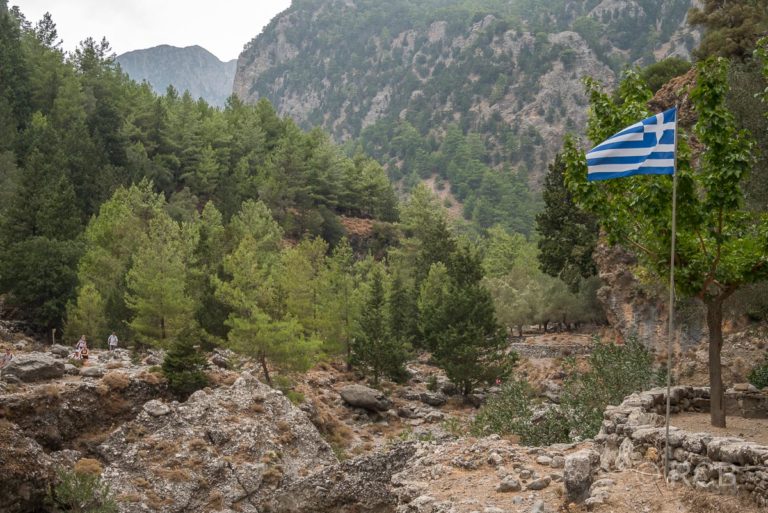 griechische Flagge im verlassenen Ort Samaria in der Samaria-Schlucht