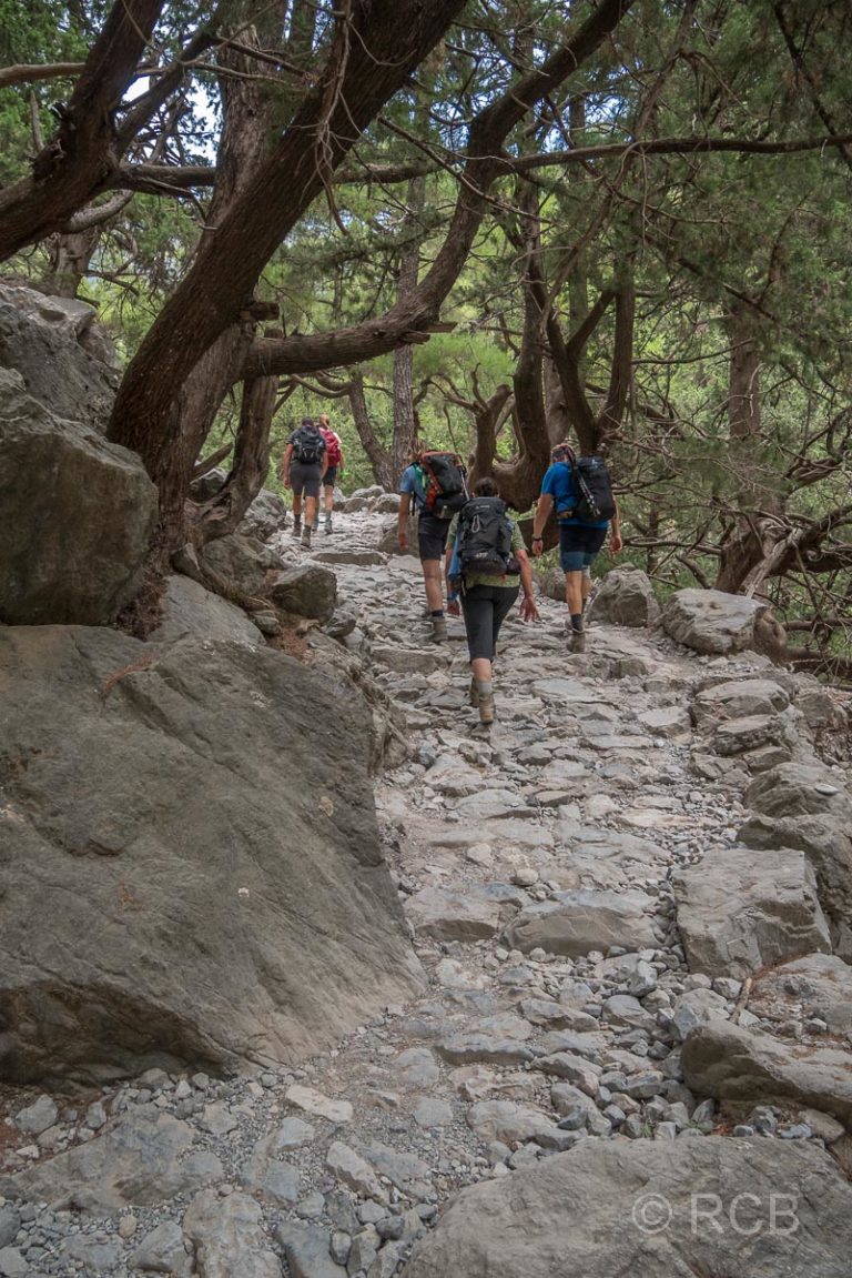 Wanderer beim Aufstieg in der Samaria-Schlucht