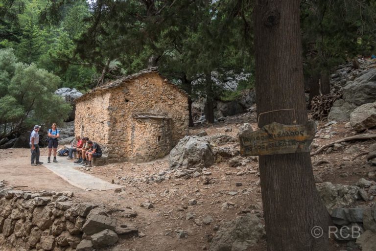 Wanderer rasten an der Kapelle Agios Nikolaos in der Samaria-Schlucht