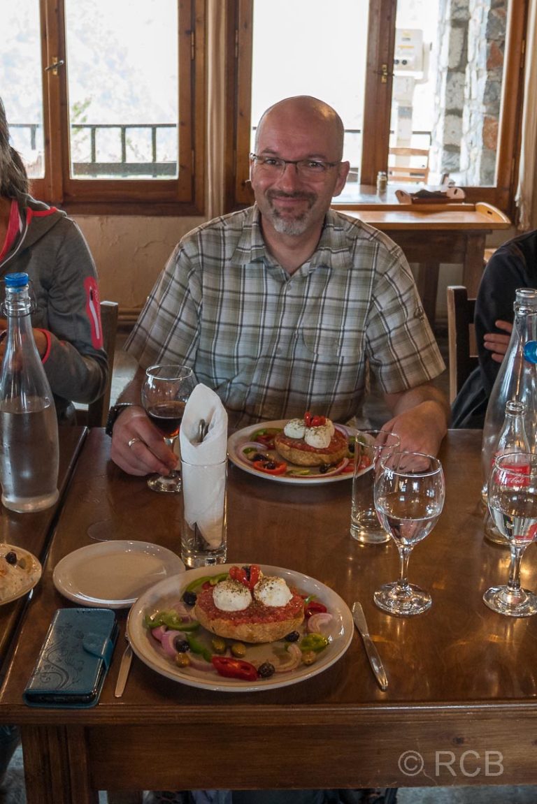 Mann isst sein verdientes Mahl nach einem langen Aufstieg in der Samaria-Schlucht