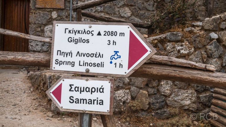 Wanderweg-Hinweisschild am Start des Aufstiegs auf den Gingilos an der Xyloskalo-Taverne