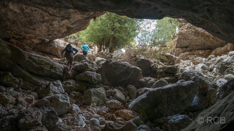 Omalos, Wanderer verlassen die Tzanis-Höhle ins Freie