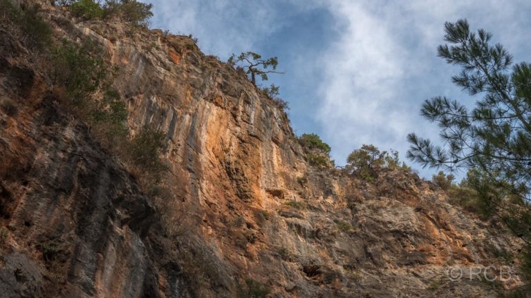 steile Felswände in der Irini-Schlucht