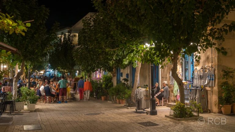 Fußgängerzone mit Lokalen abends in der Altstadt von Paleochora