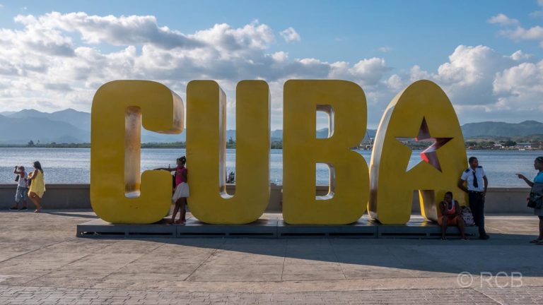 Schriftzug Cuba am Hafen