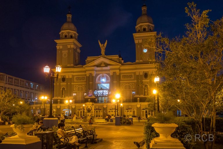Parque Céspedes mit Kathedrale am Abend