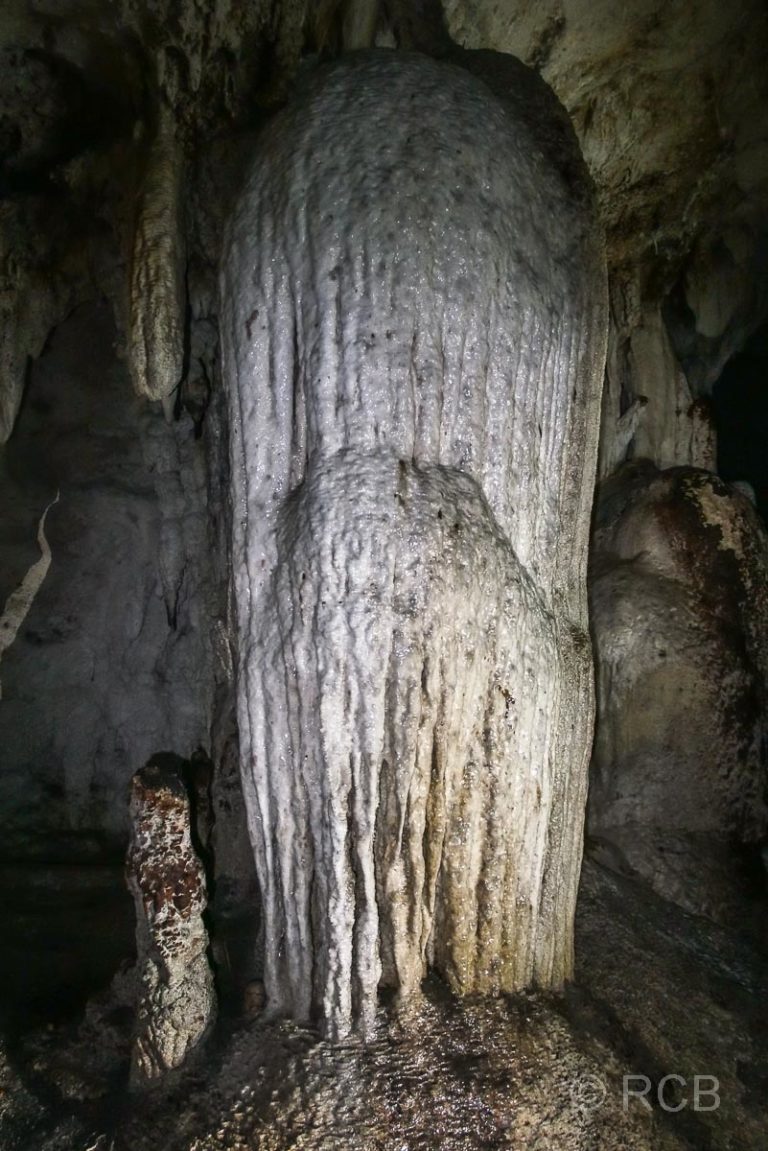Tropfsteinsäule in der Cueva del Fustete