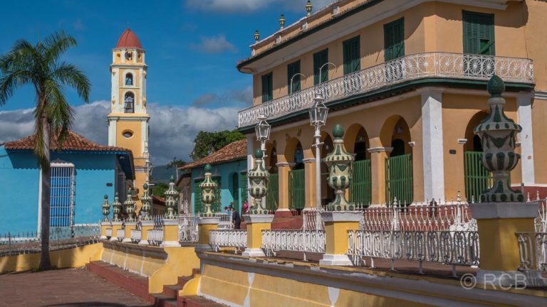 Plaza Mayor und Klosterturm des Convento San Francisco de Asis, Trinidad
