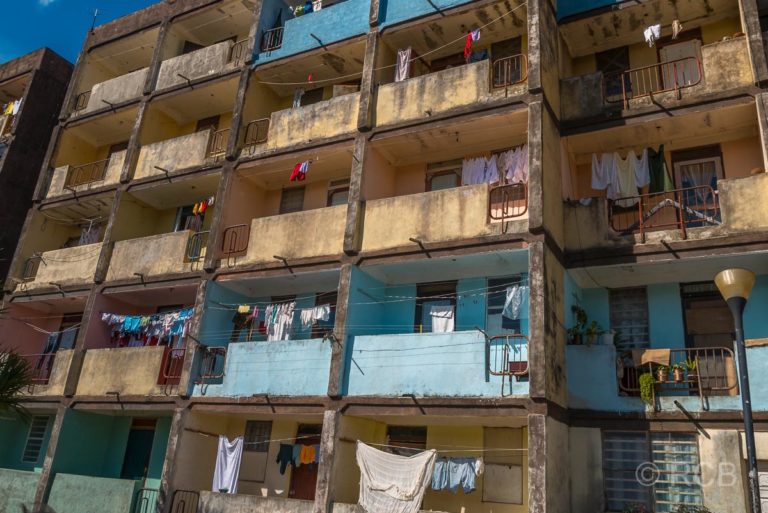 sozialistische Plattenbauten im Urwald Kubas