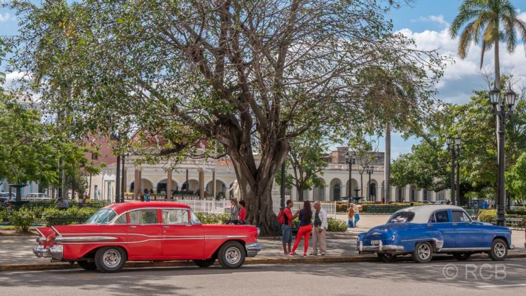 Oldtimer am Parque Martí, Cienfuegos