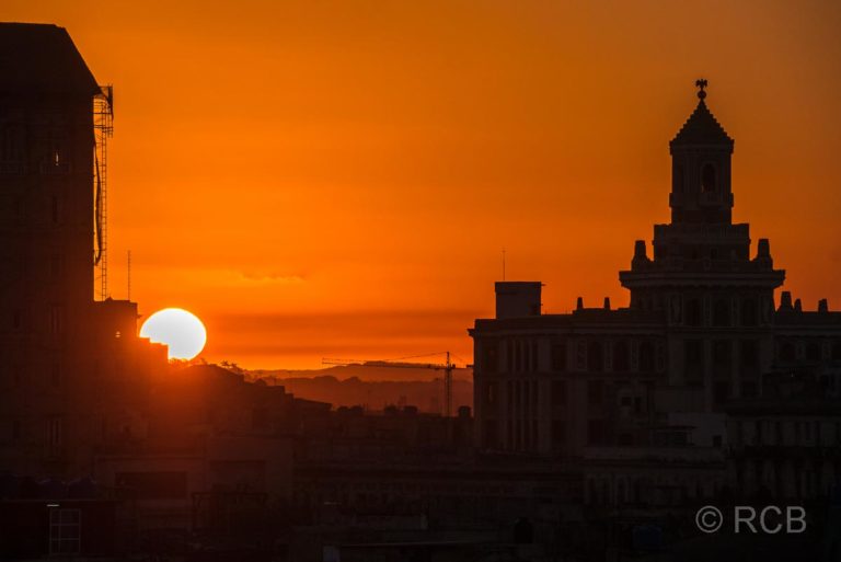 Sonnenaufgang über Havannas Altstadt, rechts das Edificio Bacardi