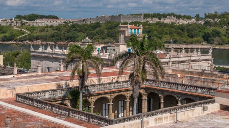 Blick vom Dach des Hotels Ambos Mundos über den Palacio de los Capitanes Generales zur Fortaleza de San Carlos de la Cabaña