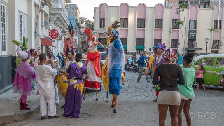 "Tropazancos" - Straßentheater auf Stelzen in Havannas Altstadt