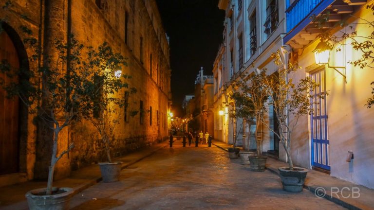 Gasse in Havannas Altstadt am Abend