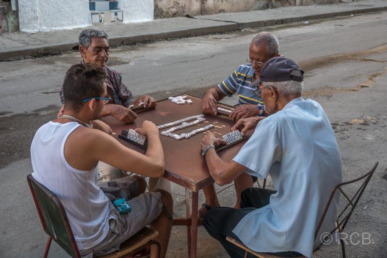 Männer beim Dominospiel