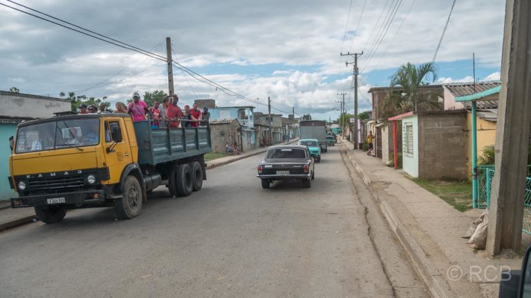 Ortsdurchfahrt im Süden Kubas