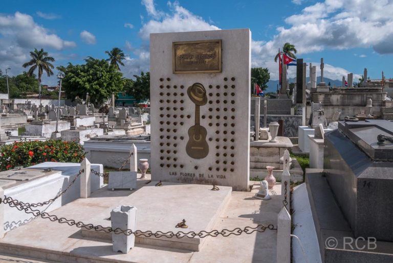Cementerio Santa Ifigenia, Grabmal des Musikers Compay Segundo
