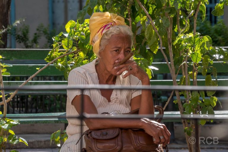 alte Frau mit Zigarre an der Plaza de Dolores