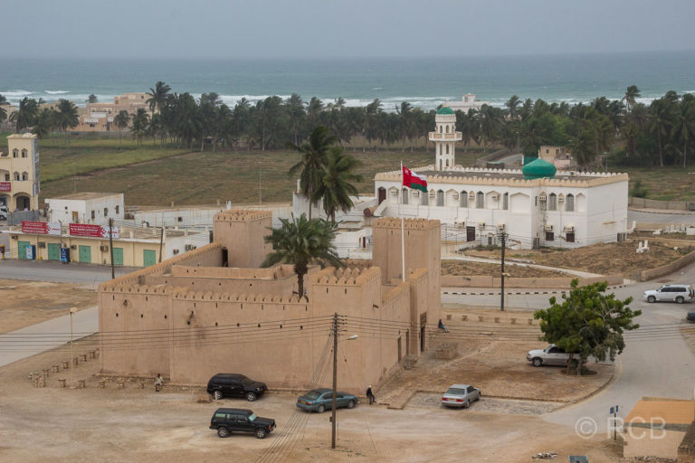 Blick auf das Fort und die Moschee in Taqah