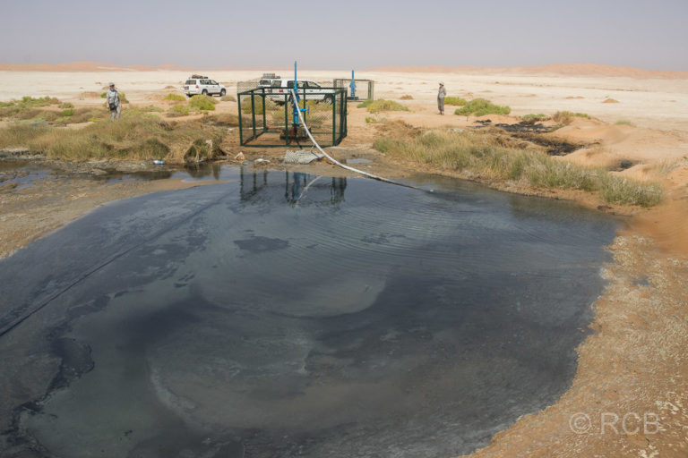 artesischer Brunnen, durch Ölbeimengungen verschmutzt