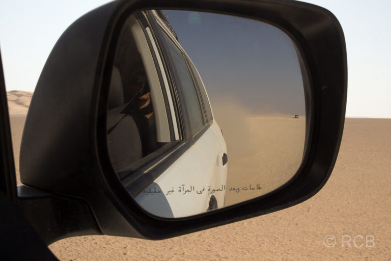 Rückspiegel eines Autos in der Wüste