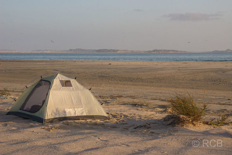 mein Zelt am Strand nördlich von Duqm