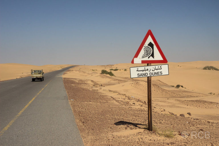 Fahrt durch die Ausläufer der Wahiba-Wüste