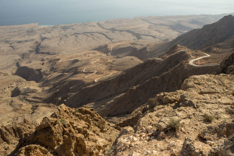 Blick von den Höhen des Hajar-Gebirges auf die Küste am Golf von Oman