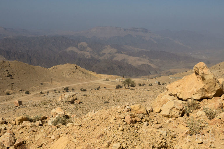 Fahrt hinab am Südhang des Hajar-Gebirges