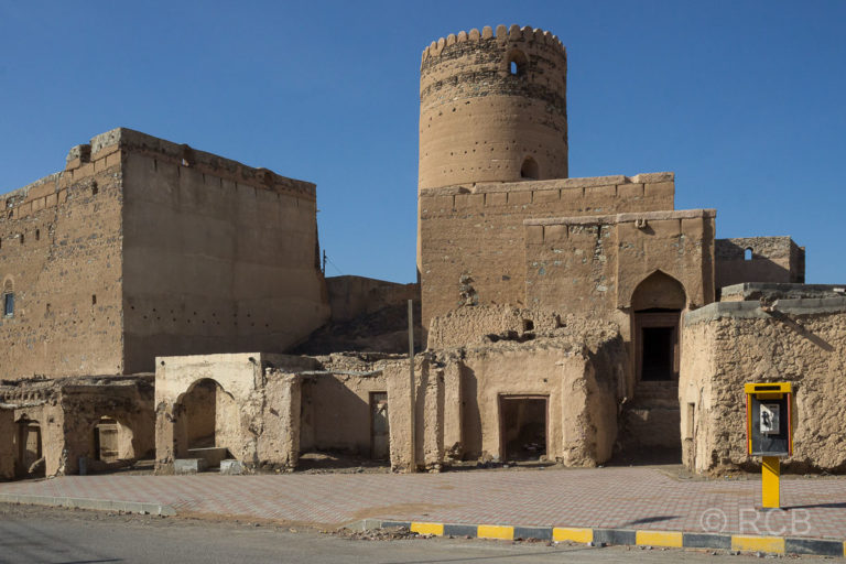 Wehrturm und (verfallende) Häuser in Al Mudayrib
