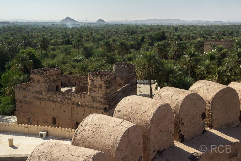 Blick von einem Wehrturm auf Al Mudayrib