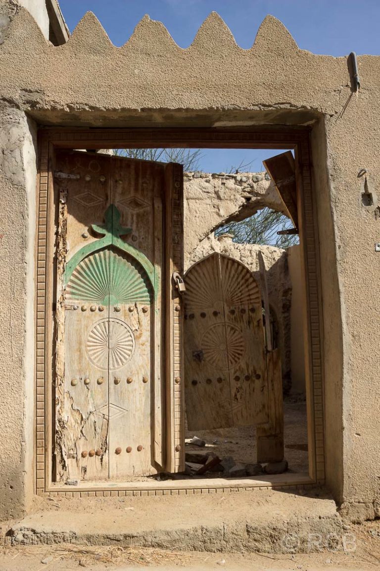 typische, omanische Holztüren in Al Minzafah