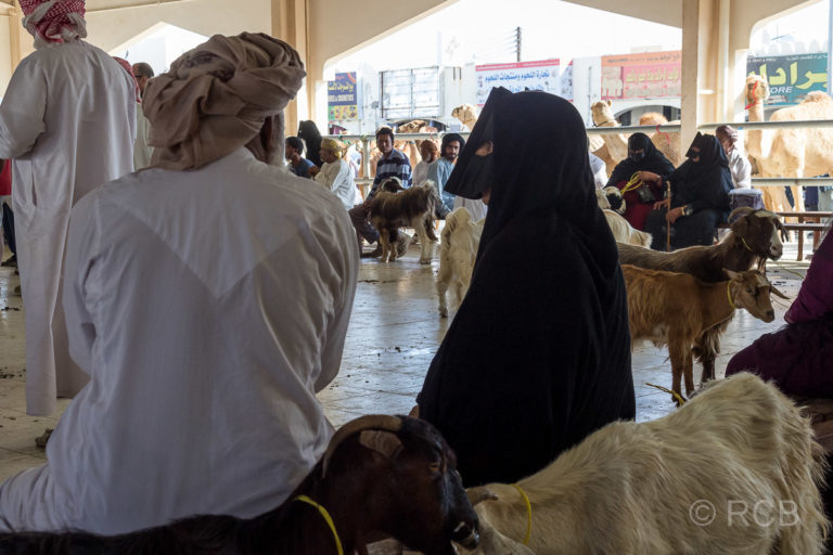 Omani und Frau mit Burqa auf dem Ziegenmarkt
