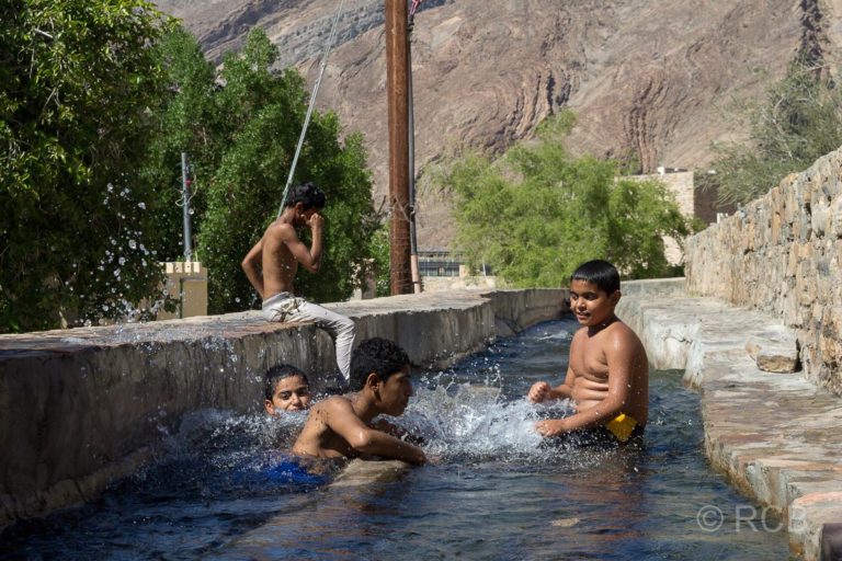 Kinder haben viel Spaß am Bewässerungskanal Al Khatmayn.