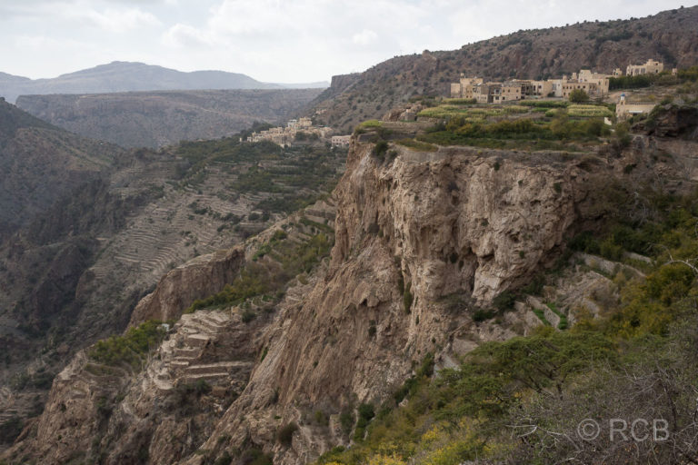 Blick auf die Dörfer Al Ayn und Ash Shuraiqa
