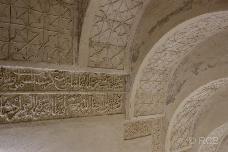 Koranverse an der Wand des Treppenaufgangs